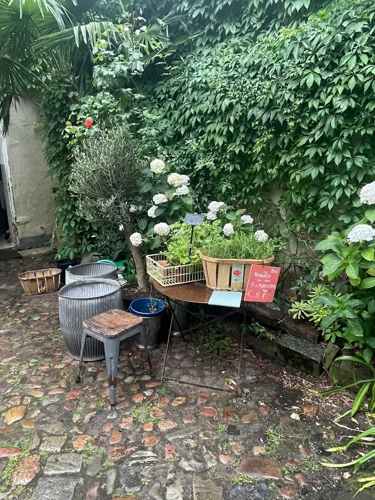 Workshop-Raum im 7. Zimmer mit floralen Arrangements in Hamburg